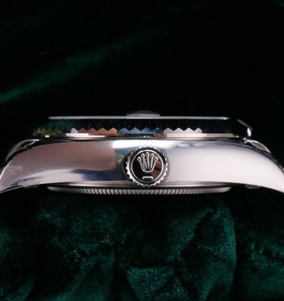 Rolex Sky-dweller 2025 New Unworn Sky-dweller Green Dial 42mm Fluted Bezel White Gold Jubilee 336934
