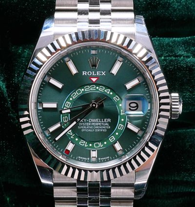 Rolex Sky-dweller 2025 New Unworn Sky-dweller Green Dial 42mm Fluted Bezel White Gold Jubilee 336934