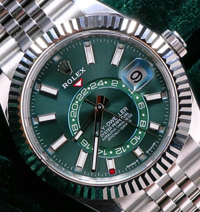 Rolex Sky-dweller 2025 New Unworn Sky-dweller Green Dial 42mm Fluted Bezel White Gold Jubilee 336934