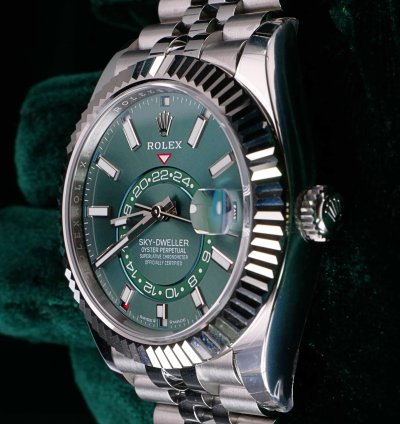 Rolex Sky-dweller 2025 New Unworn Sky-dweller Green Dial 42mm Fluted Bezel White Gold Jubilee 336934