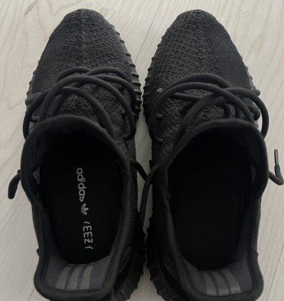 Yeezy Boost 350 V2 Bred