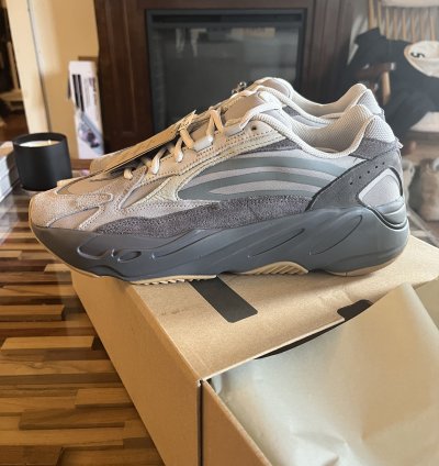 Yeezy Boost 700 V2 deadstock