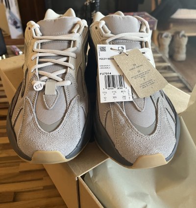 Yeezy Boost 700 V2 deadstock