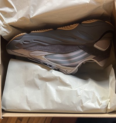 Yeezy Boost 700 V2 deadstock