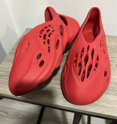 Yeezy Foam Rnnr - Vermillion
