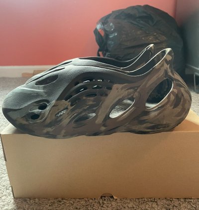 Yeezy Foam Runner Mx Carbon