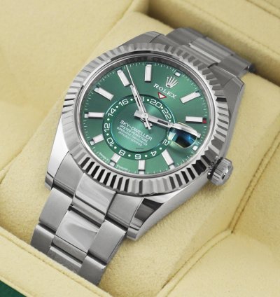 Rolex Sky-dweller 42mm Green Dial Ref 336934 - Full Set - 2024 - Unworn