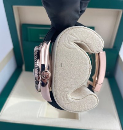 Rolex Sky-dweller 42mm Rose Gold Chocolate Index Dial Oysterflex Bracelet 326235