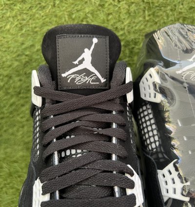 Air Jordan 4 Retro White Thunder