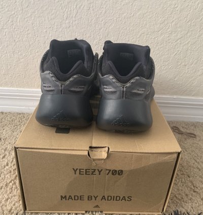 Yeezy 700 Alvah Size 8