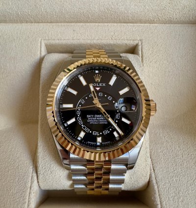 Rolex Sky-dweller New Rolex Sky-dweller 42mm - Yellow Gold Steel