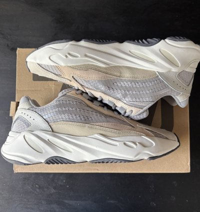 Yeezy 700v2 Cream