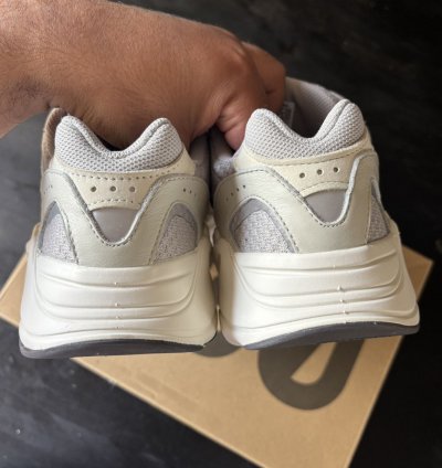 Yeezy 700v2 Cream