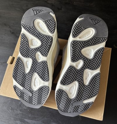 Yeezy 700v2 Cream