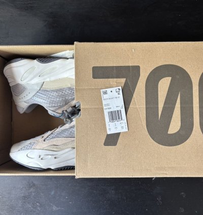 Yeezy 700v2 Cream