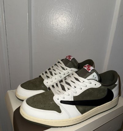 Medium Olive Travis Scott 1s