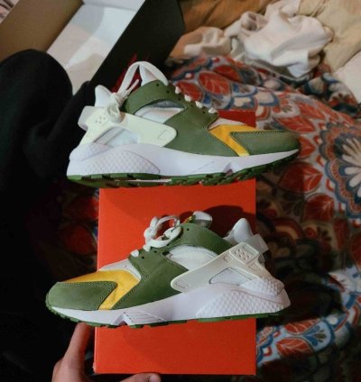 Stussy Air Huarache Le Dark Olive 2021