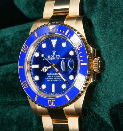 Rolex Submariner Date Mint Complete Set Submariner Date Bluesy 41mm Blue Dial 18k Yellow Gold 126618lb