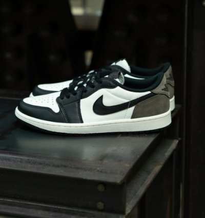 Nik E Air Jordan Retro 1 Low Brown Mocha Basketball Sneakers