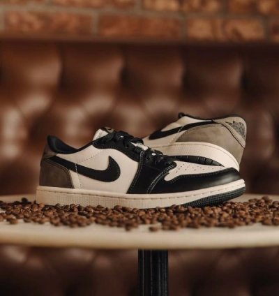 Nik E Air Jordan Retro 1 Low Brown Mocha Basketball Sneakers