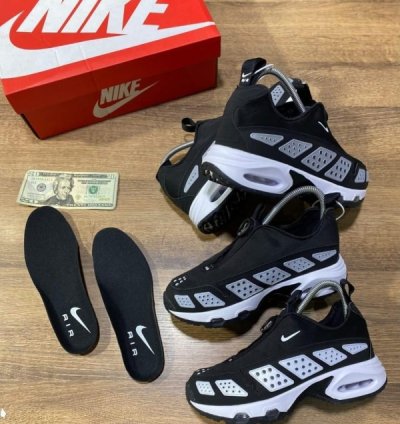 Nik E Air Max Sndr Black White Running Shoes