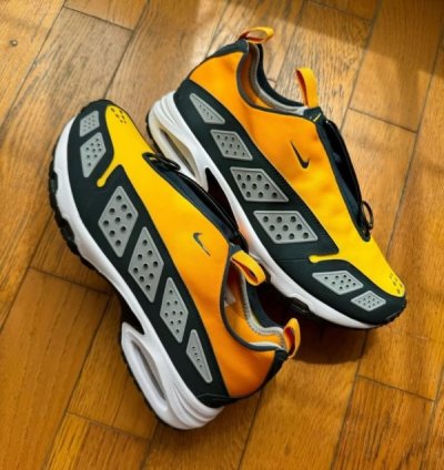 Nik E Air Max Sndr Canyon Gold Running Shoes