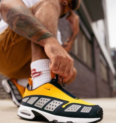 Nik E Air Max Sndr Canyon Gold Running Shoes
