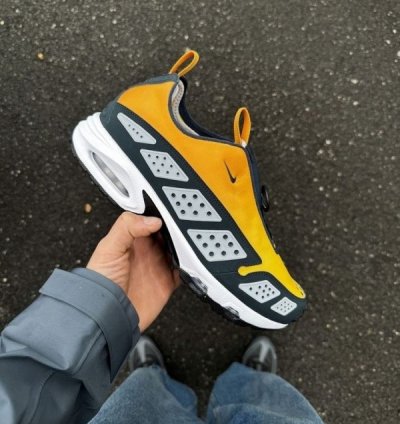 Nik E Air Max Sndr Canyon Gold Running Shoes