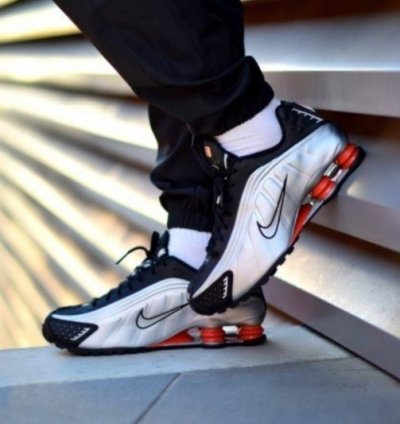 Nik E Air Shox R4 Metallic Black Silver Sneakers