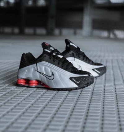 Nik E Air Shox R4 Metallic Black Silver Sneakers