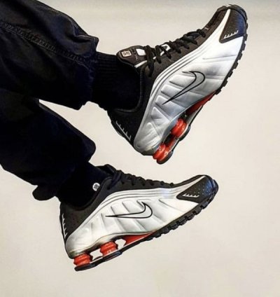 Nik E Air Shox R4 Metallic Black Silver Sneakers