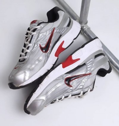 Nik E Initiator Low Metallic Silver Sneakers