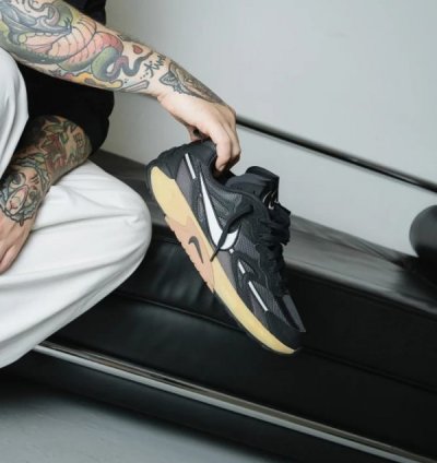 Nik E Jam Electric Black Gum Sneakers