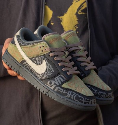 Nik E Sb Dunk Low Doernbecher Sneakers