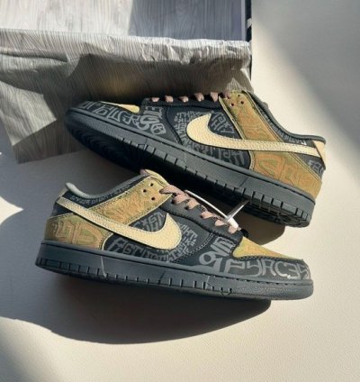 Nik E Sb Dunk Low Doernbecher Sneakers