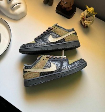 Nik E Sb Dunk Low Doernbecher Sneakers