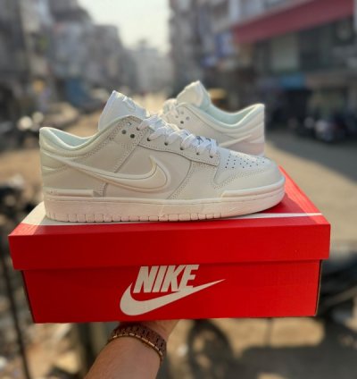 Nik E Sb Dunk Low Twist Triple White Sneakers