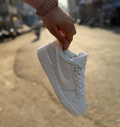 Nik E Sb Dunk Low Twist Triple White Sneakers