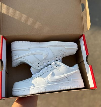 Nik E Sb Dunk Low Twist Triple White Sneakers