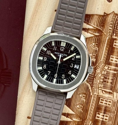 Patek Philippe Aquanaut Ref 5065 Full Set 2005 Serviced Mint