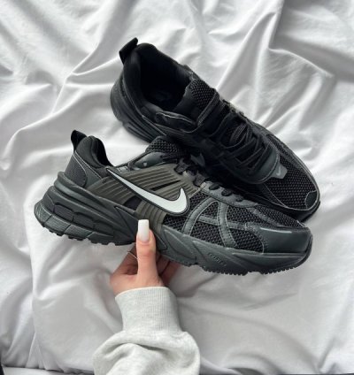 Nik E V2k Run Black Running Shoes