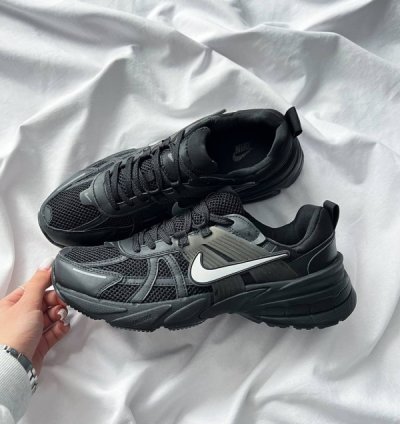 Nik E V2k Run Black Running Shoes