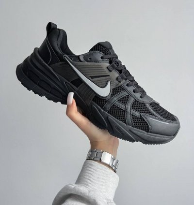 Nik E V2k Run Black Running Shoes