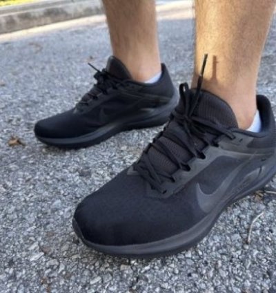 Nik E Zoom Winflow 10 Triple Black Running Shoes