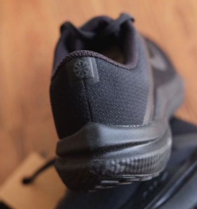 Nik E Zoom Winflow 10 Triple Black Running Shoes