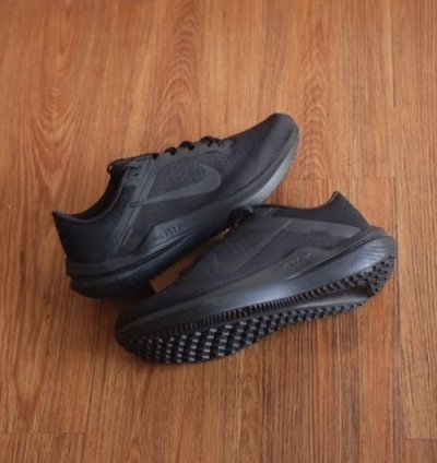 Nik E Zoom Winflow 10 Triple Black Running Shoes
