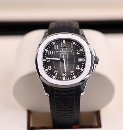 Patek Philippe Aquanaut Stahl Schwarz - 2016 - Europa - Wie Neu - Fullset
