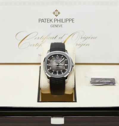 Patek Philippe Aquanaut Stainless Steel Black Dial Complete Set Mint 2022
