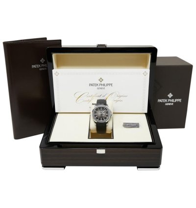 Patek Philippe Aquanaut Stainless Steel Black Dial Complete Set Mint 2022