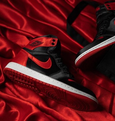 Nike Air Jordan 1 Satin Bred Basketball Sneakers Semi Ua